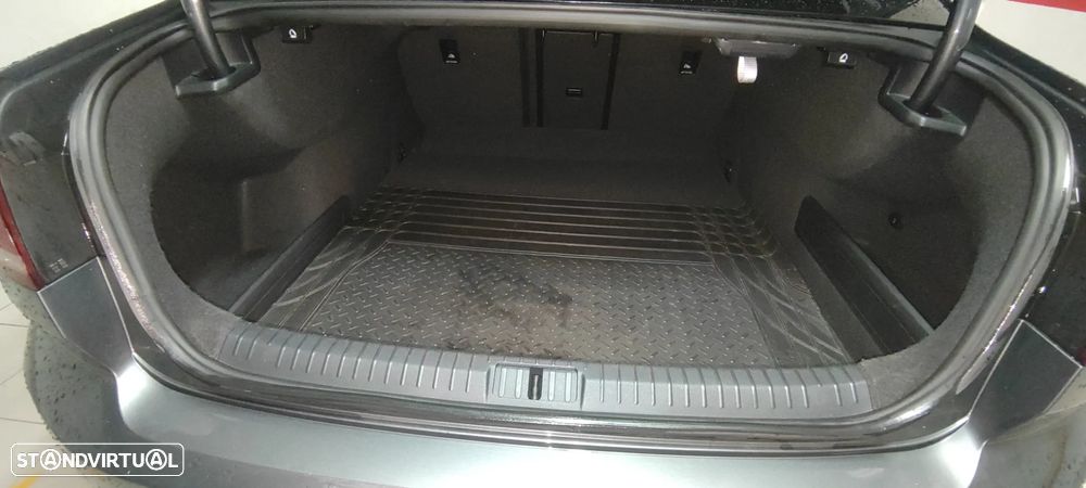 VW Passat 2.0 TDI Confortline - 11