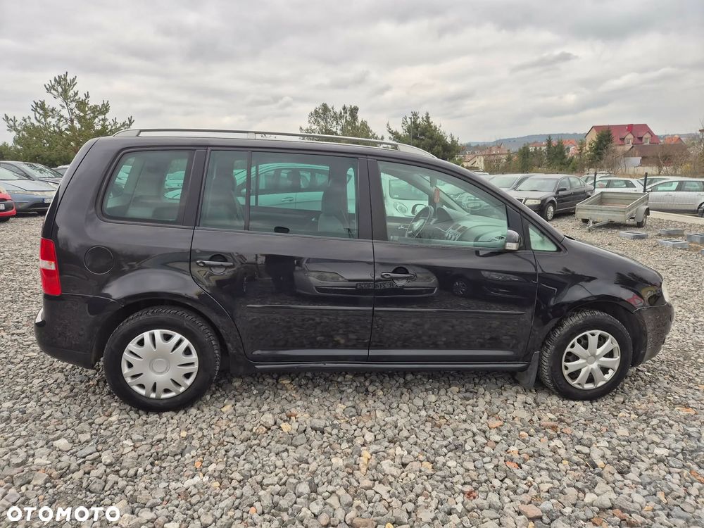Volkswagen Touran 2.0 FSI Highline - 12