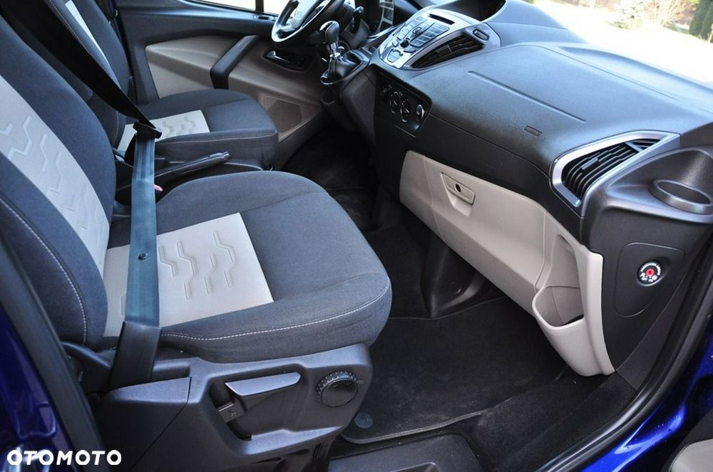Ford Tourneo Custom - 32