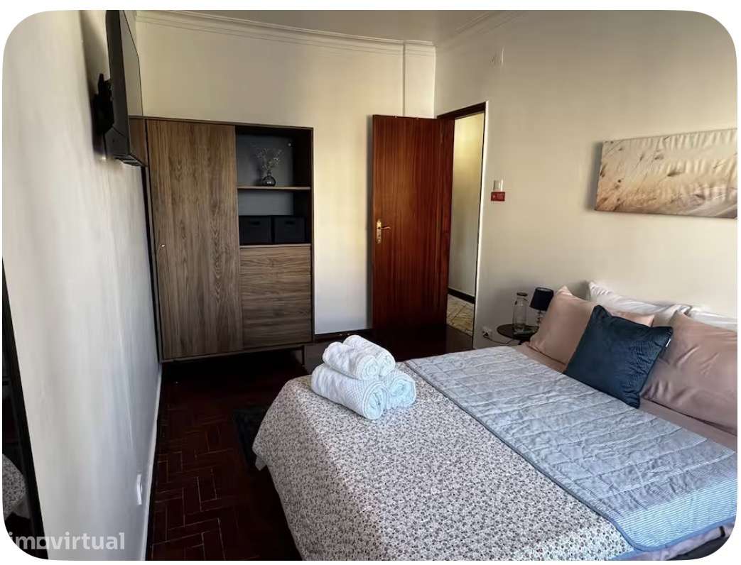 Quarto individual em edifício com mobília e utilidades - Grande imagem: 2/8