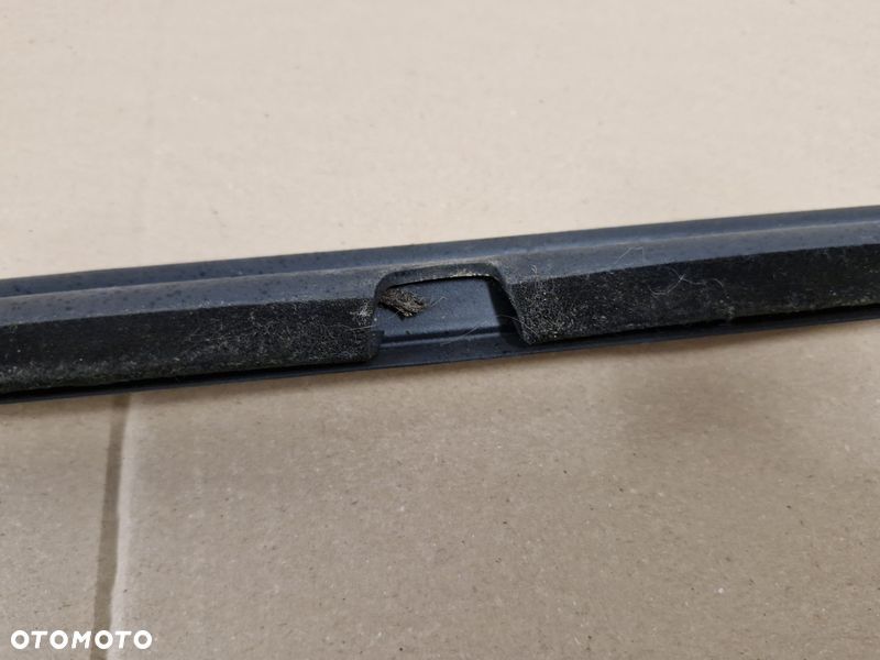 MERCEDES BENZ A W176 LISTWA ZGARNIAJĄCA DRZWI LEWY PRZÓD A1767250082 - 7
