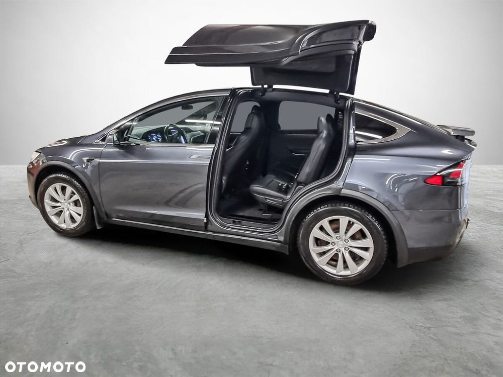 Tesla Model X - 21