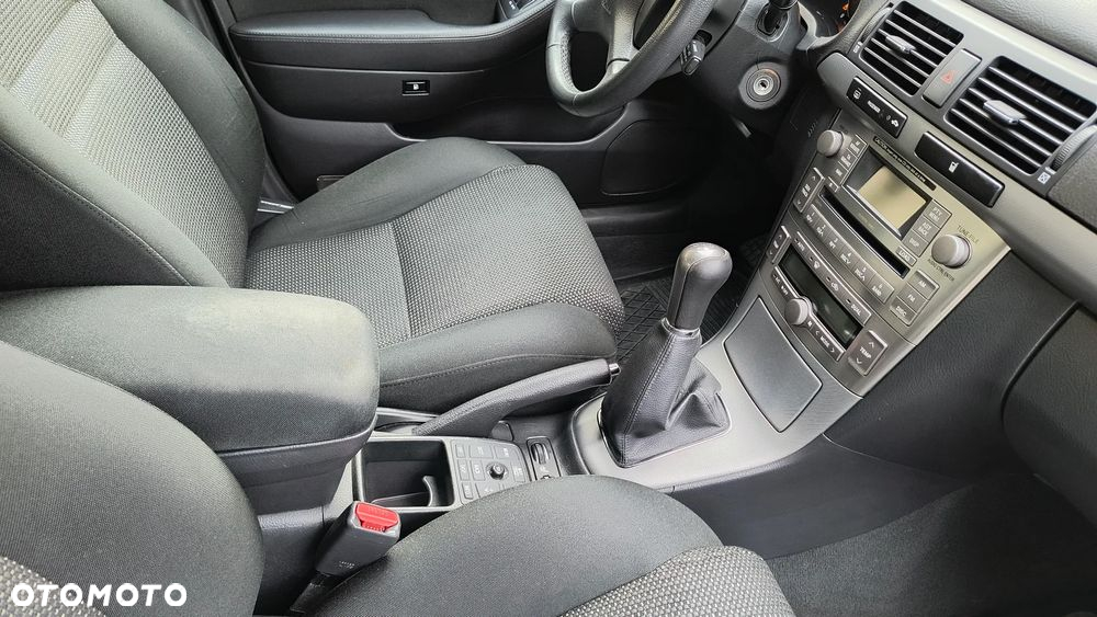 Toyota Avensis - 17