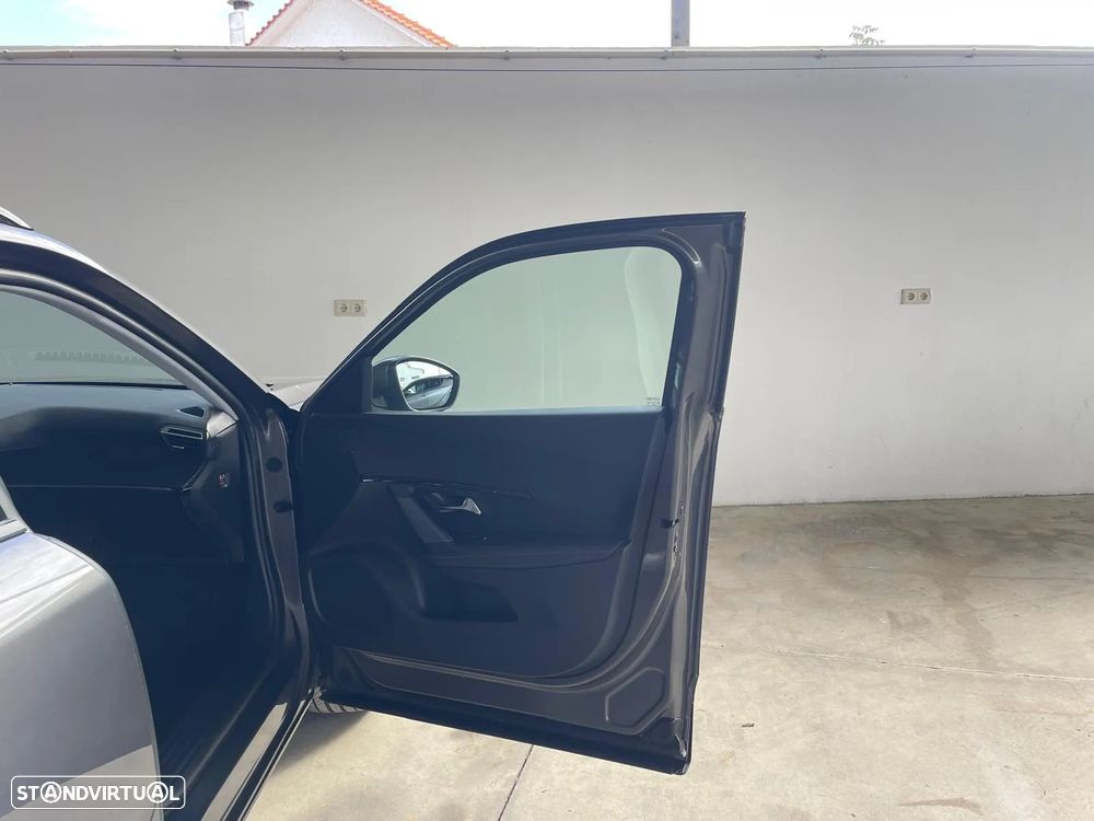 Peugeot 2008 1.2 PureTech Allure Pack EAT8 - 21