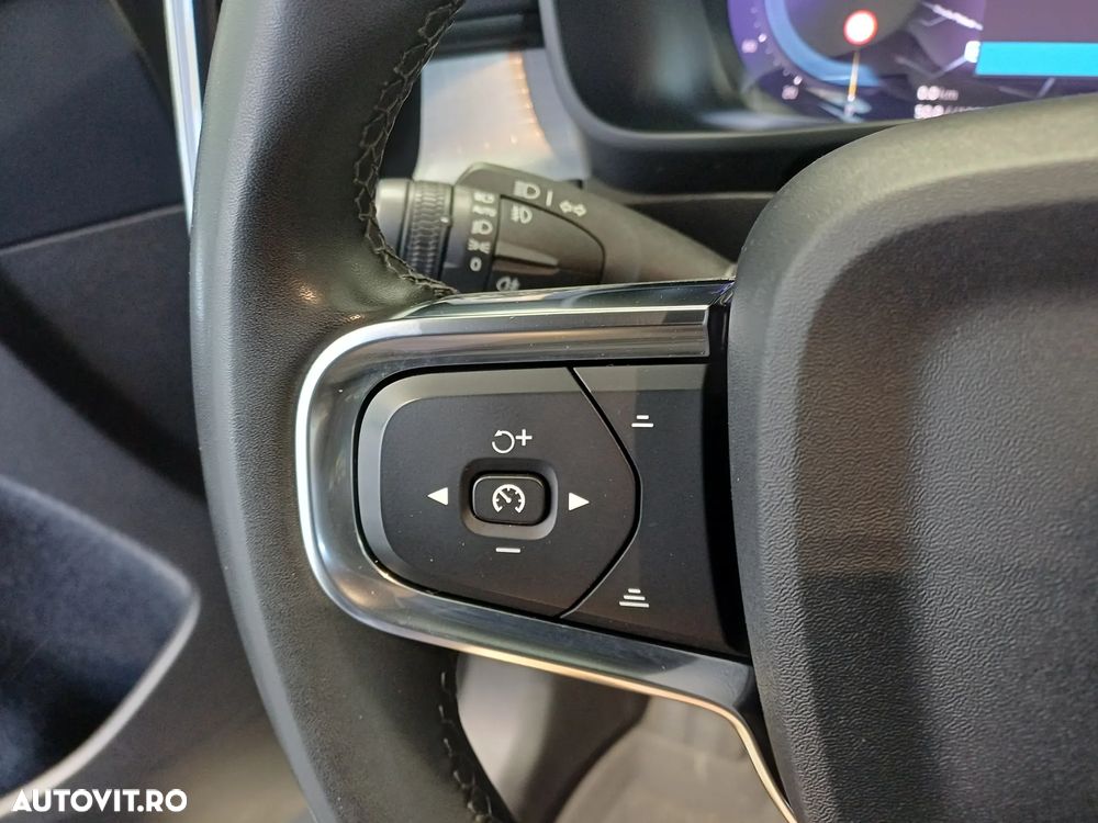 Volvo XC 40 B4 AT8 Mild Hybrid Momentum - 12