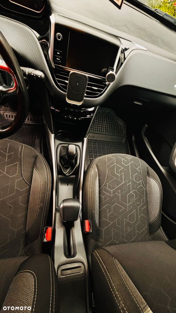 Peugeot 2008 1.2 Pure Tech Allure S&S - 12