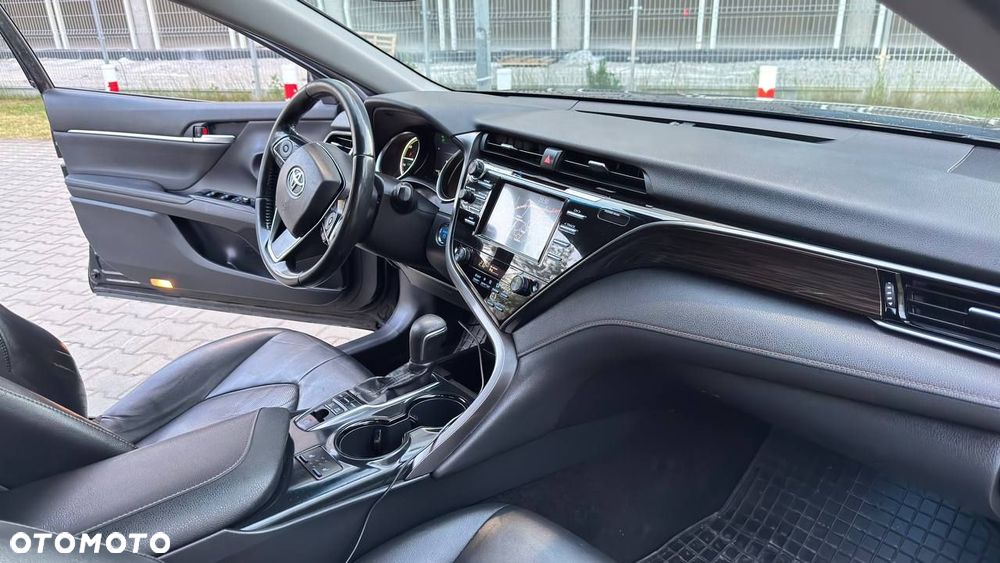 Toyota Camry Luxury - 11