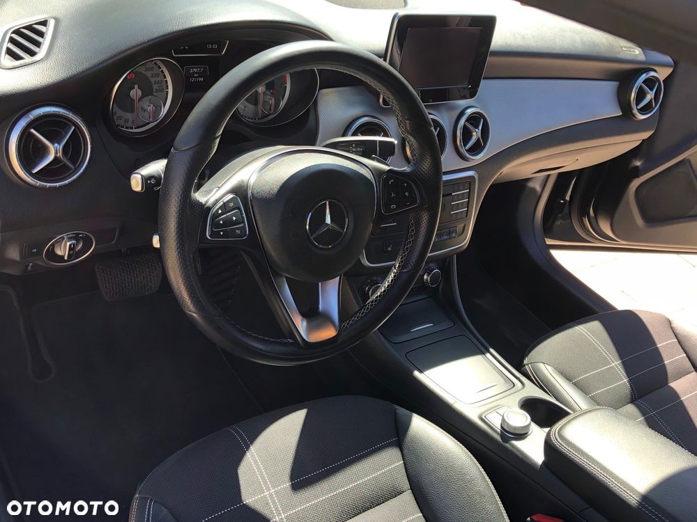 Mercedes-Benz CLA 180 7G-DCT UrbanStyle Edition - 30
