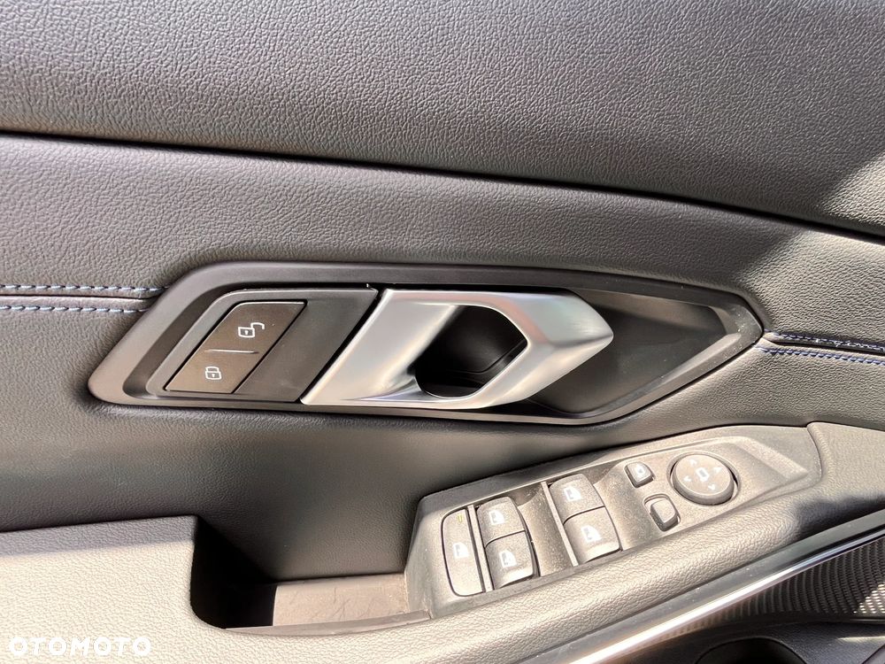 BMW Seria 3 330i M Sport sport - 17