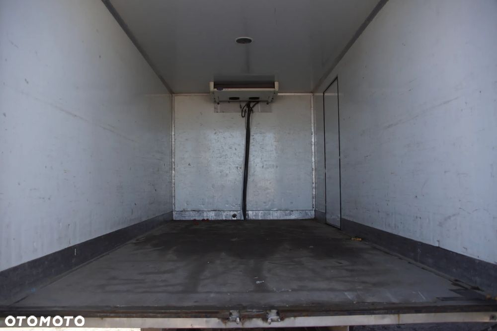 Auto na części - Iveco Daily IV 50C15 3.0 HPI 146 KM F1CFL411J 2840.6 2015R Silnik Skrzynia Drzwi Błotnik Lampa Lusterko Klamka Szyba Zabudowa Kontener Deska Kokpit Sterownik Moduł Czujnik Licznik Panel Kierownica - 17