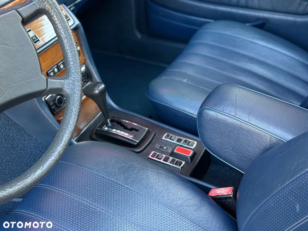 Mercedes-Benz W123 - 35