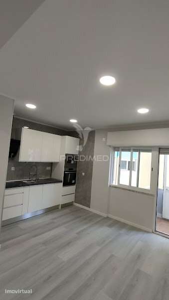 Apartamento T1 Remodelado com Varanda e Elevador no Centro da Amadora - Grande imagem: 2/24