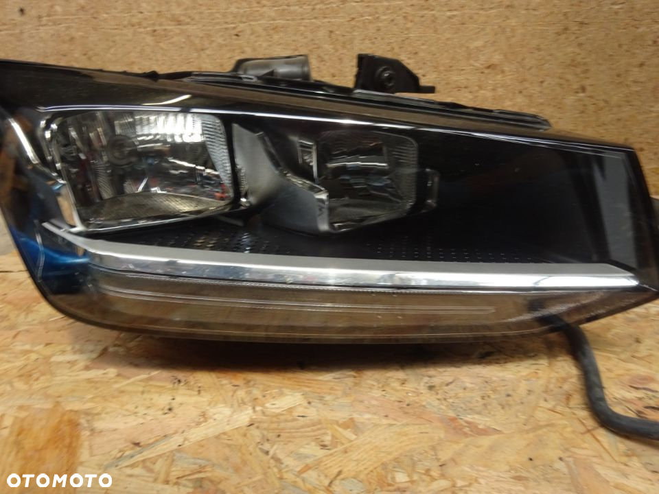 81a941004 lampa przednia prawa halogen zwykla audi Q2 81A czesci - 2