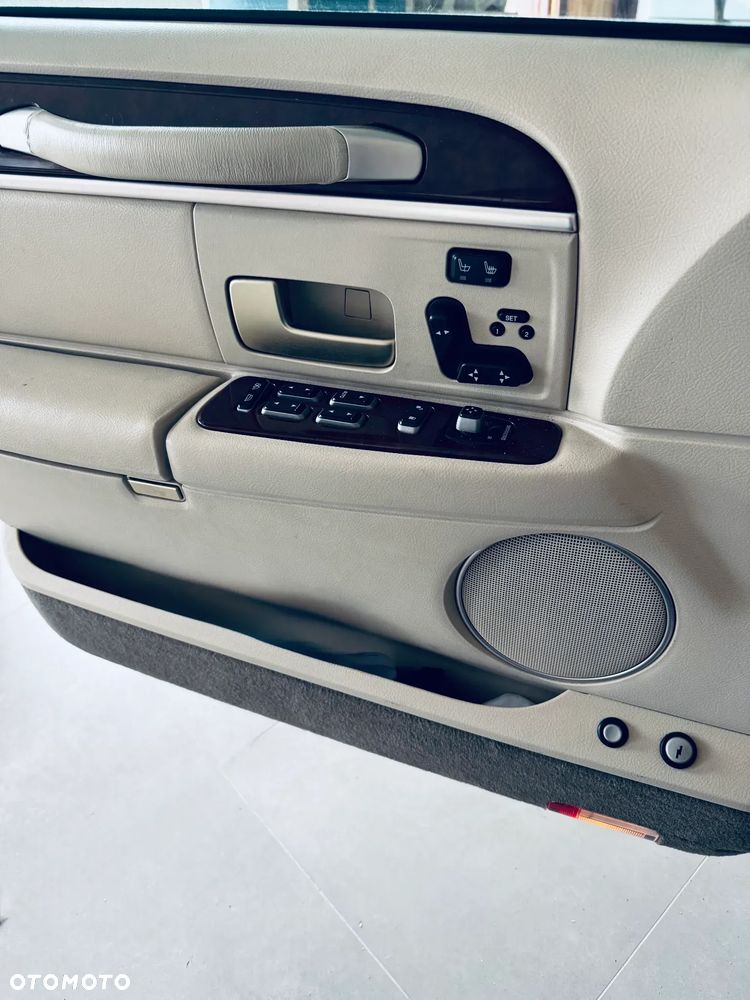 Lincoln Town Car - 10