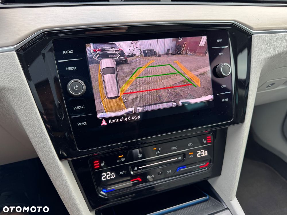 Volkswagen Passat Variant 2.0 TDI SCR DSG Highline - 25