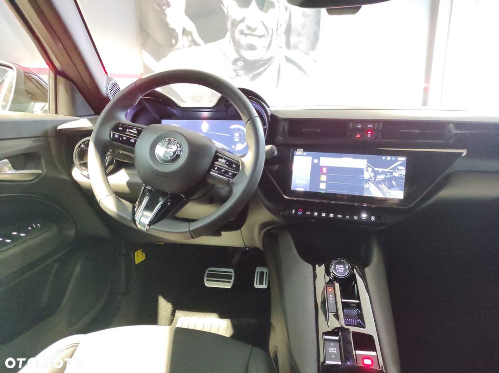 Alfa Romeo Junior 1.2 mHEV Ti eDCT - 13