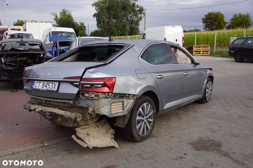Auto na części - Skoda Superb III Lift 1.5 TSI 150 KM DPCA UEU LF7M 2021R Silnik Skrzynia Drzwi Szyba Lampa Klamka Deska Kokpit Sterownik Moduł Licznik Wyświetlacz Kierownica - 4