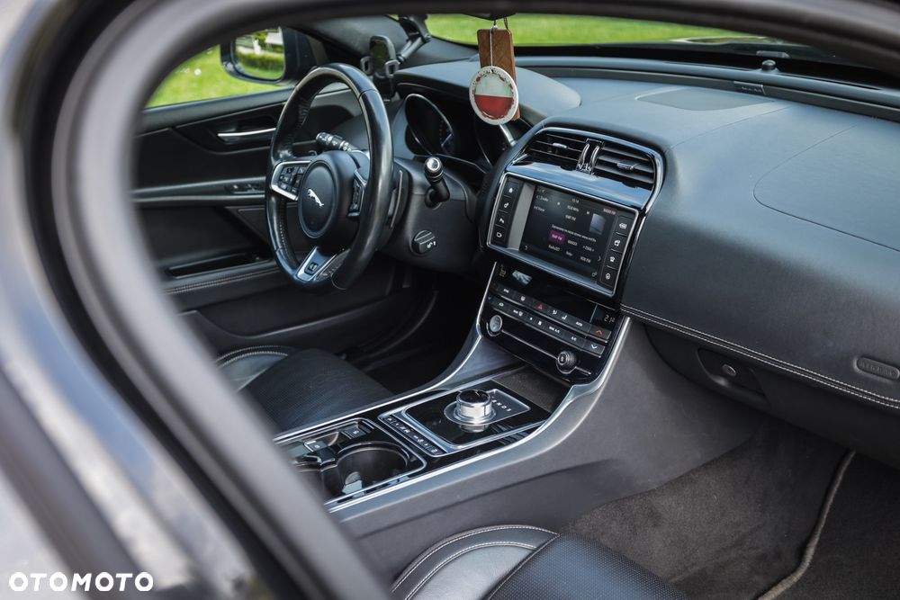 Jaguar XE 20d R-Sport - 27