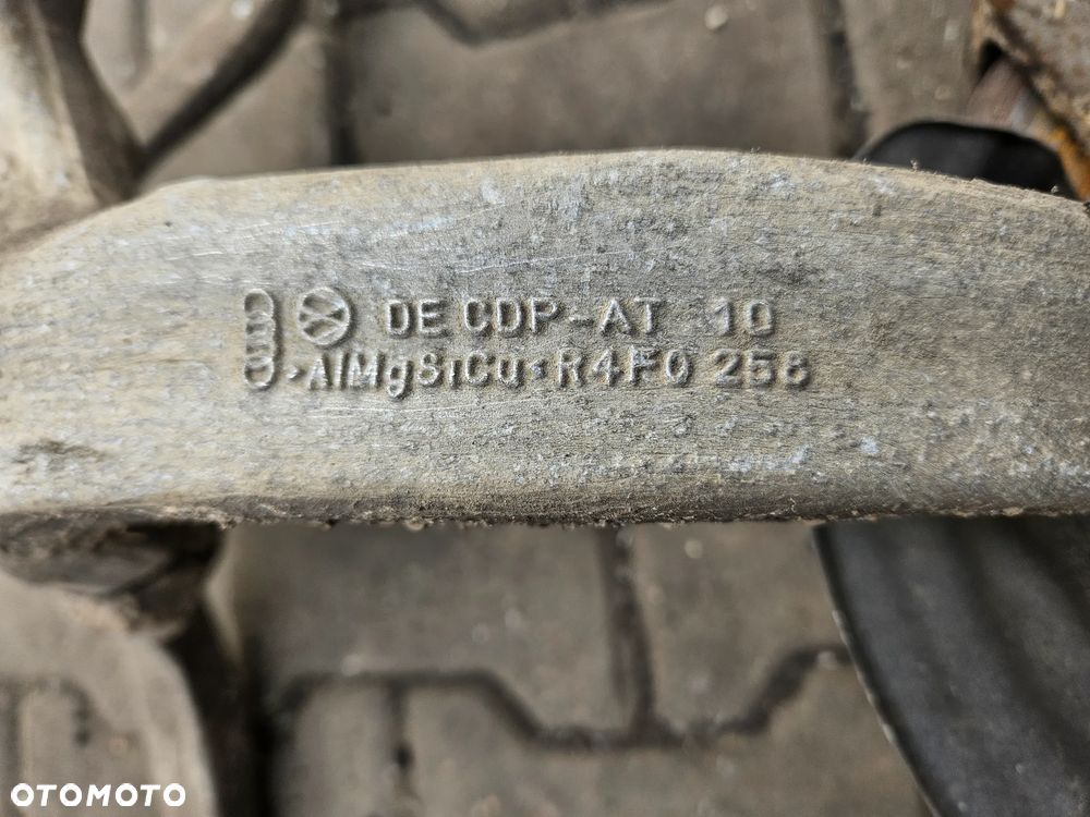 Audi A6 C6  2.0 TDI  zwrotnica piasta przód przednia prawa lewa 4F0258 4F0257 - 5