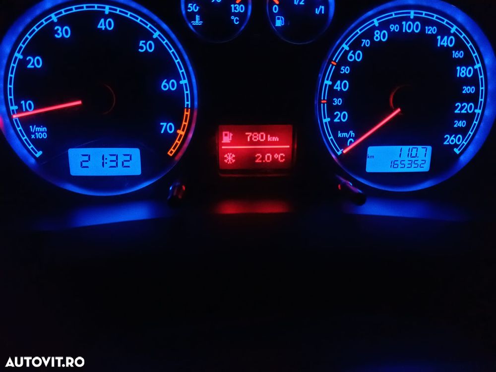 Volkswagen Passat 1.6 Comfortline Family - 14