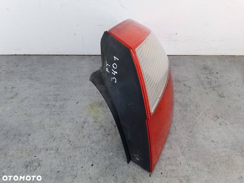 LAMPA TYLNA PRAWA AUDI A4 B6 8E0945096C HELLA SEDAN - 5