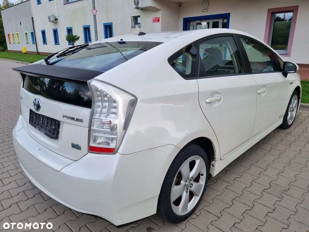 Toyota Prius (Hybrid) Life - 11