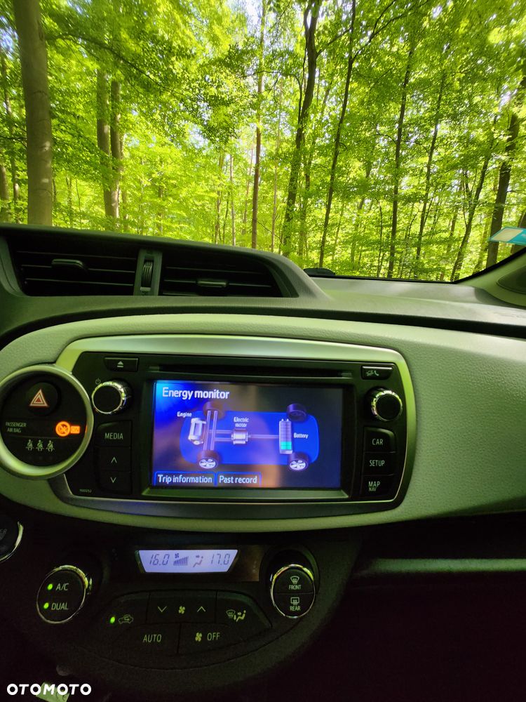 Toyota Yaris Hybrid 100 Premium - 23