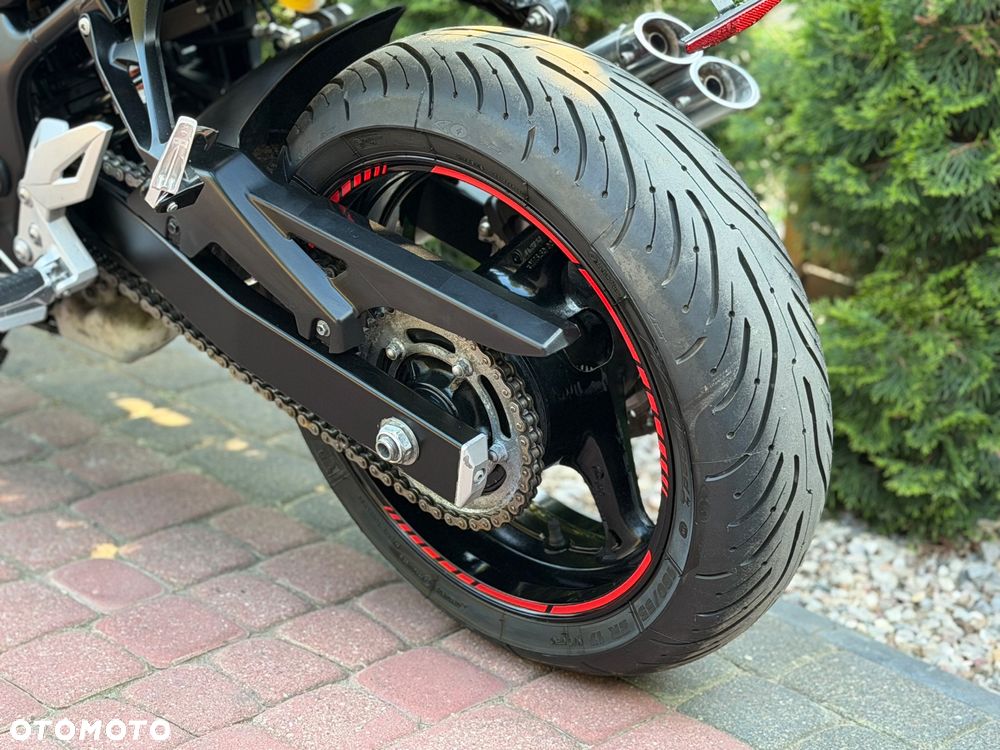 Suzuki GSR - 21