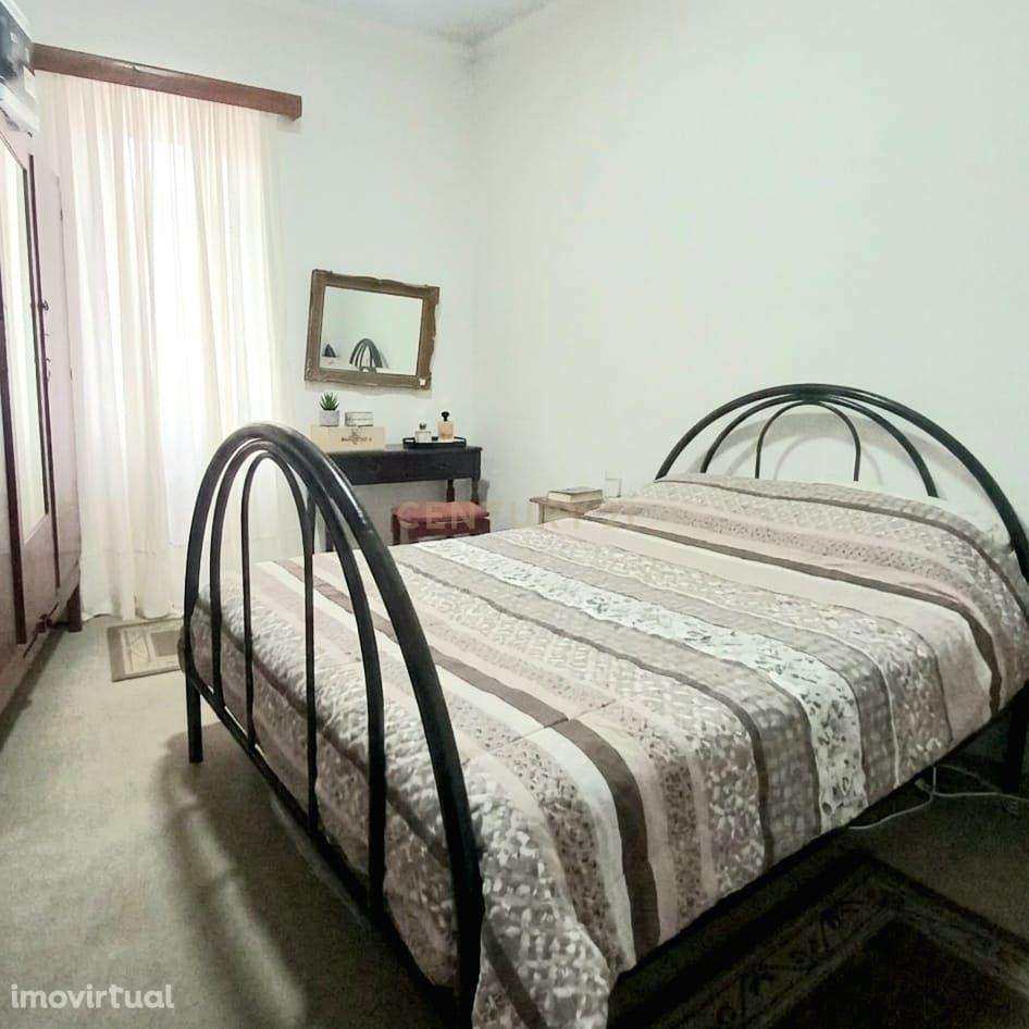 Oportunidade com Potencial – Moradia com Quintal e Estacionamento - Grande imagem: 5/12