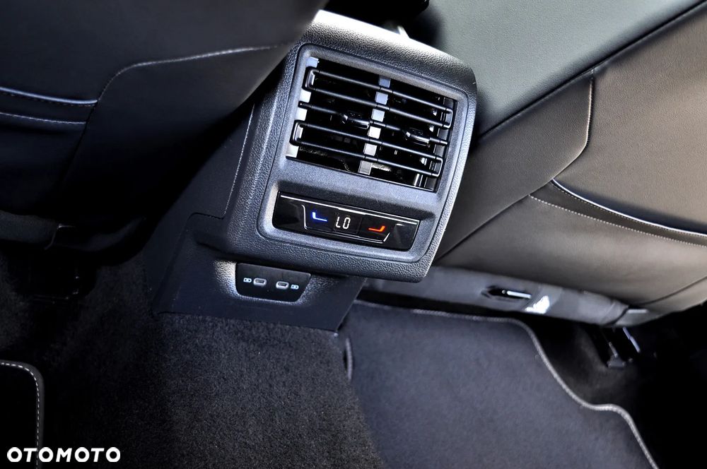 Volkswagen Golf 1.5 eTSI OPF DSG R-Line - 20