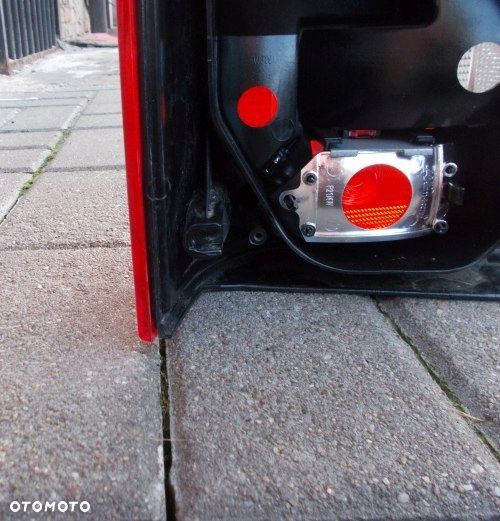 VW T5 LIFT 2009-2015 DRZWI PRAWA TYLNA LAMPA ZAMIENNIK - 5