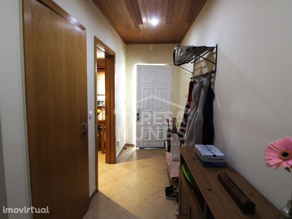 MORADIA EM BANDA V2 + SÓTÃO - QUINTA DO CONDE - Grande imagem: 3/24