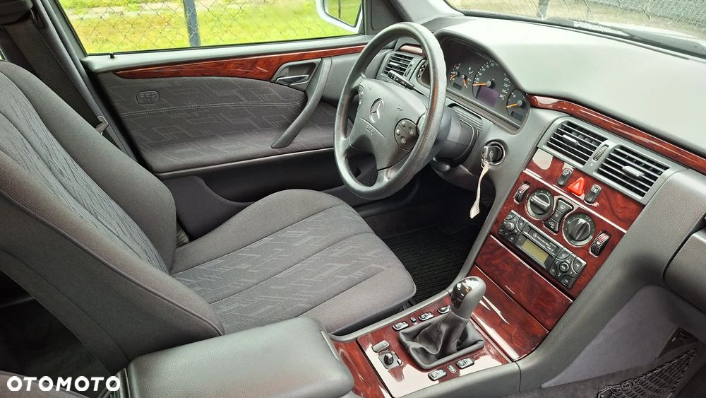 Mercedes-Benz Klasa E 270 CDI Classic - 18