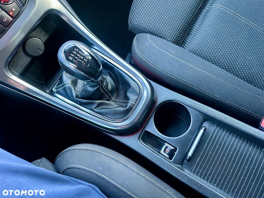 Opel Astra 1.4 Turbo Color Edition - 34