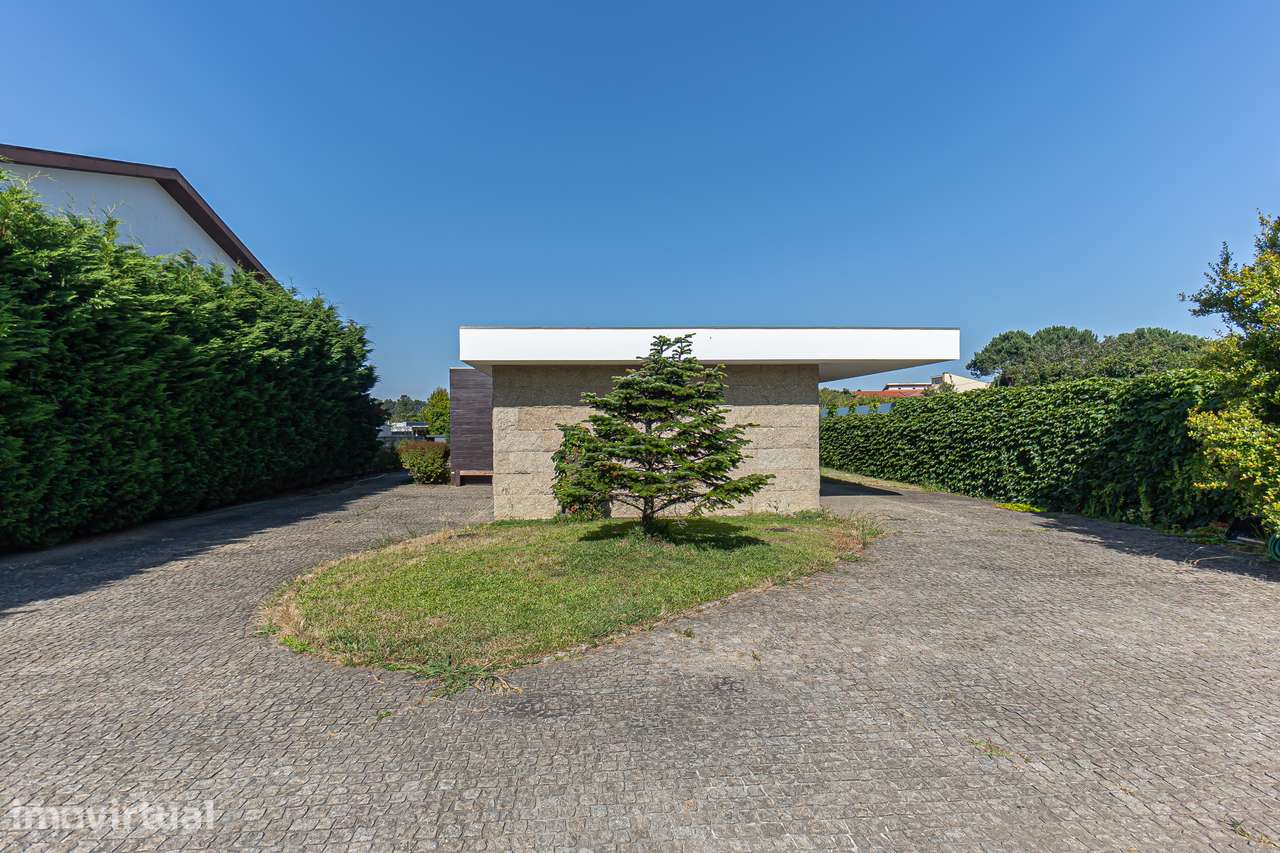 MORADIA TÉRREA T3 de LUXO a 1KM da PRAIA , com 348 m² em LOTE 2300 m² - Grande imagem: 3/36