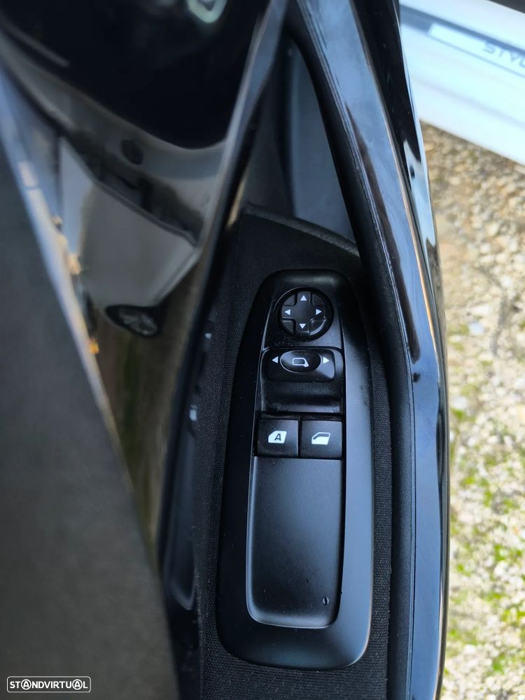 Peugeot 208 1.2 PureTech Style - 25