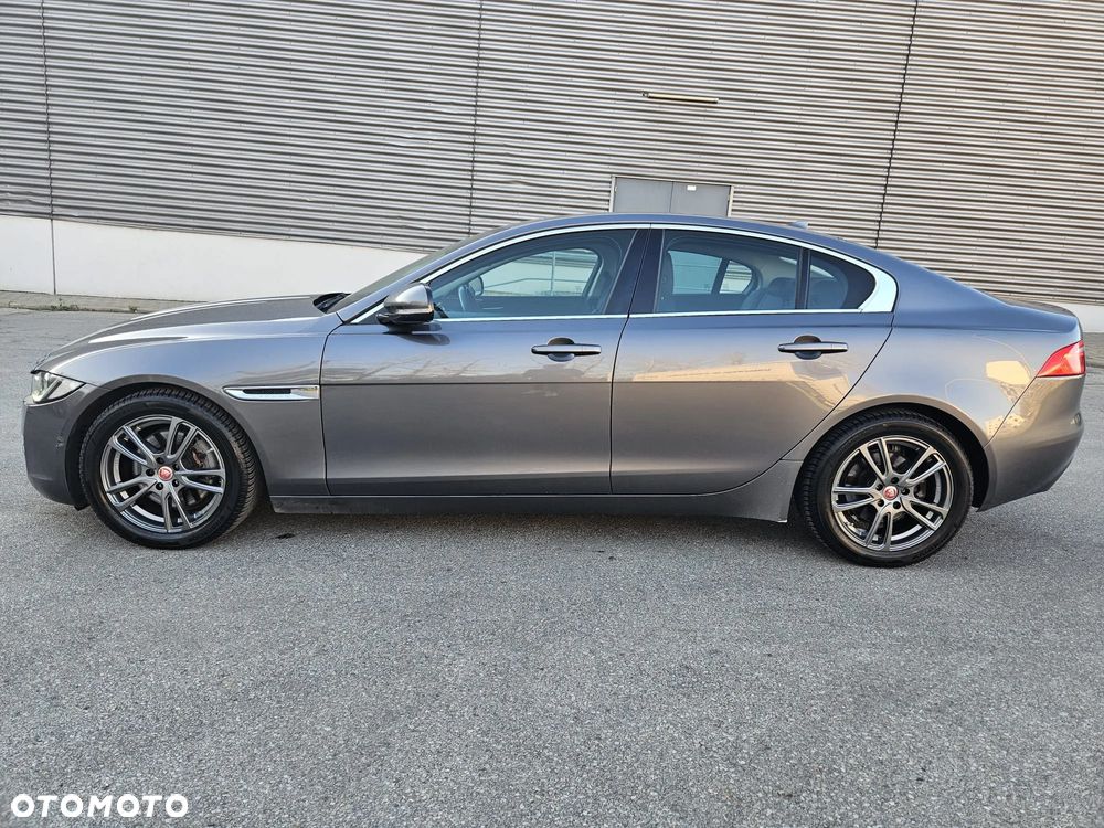 Jaguar XE 2.0 D Prestige - 4
