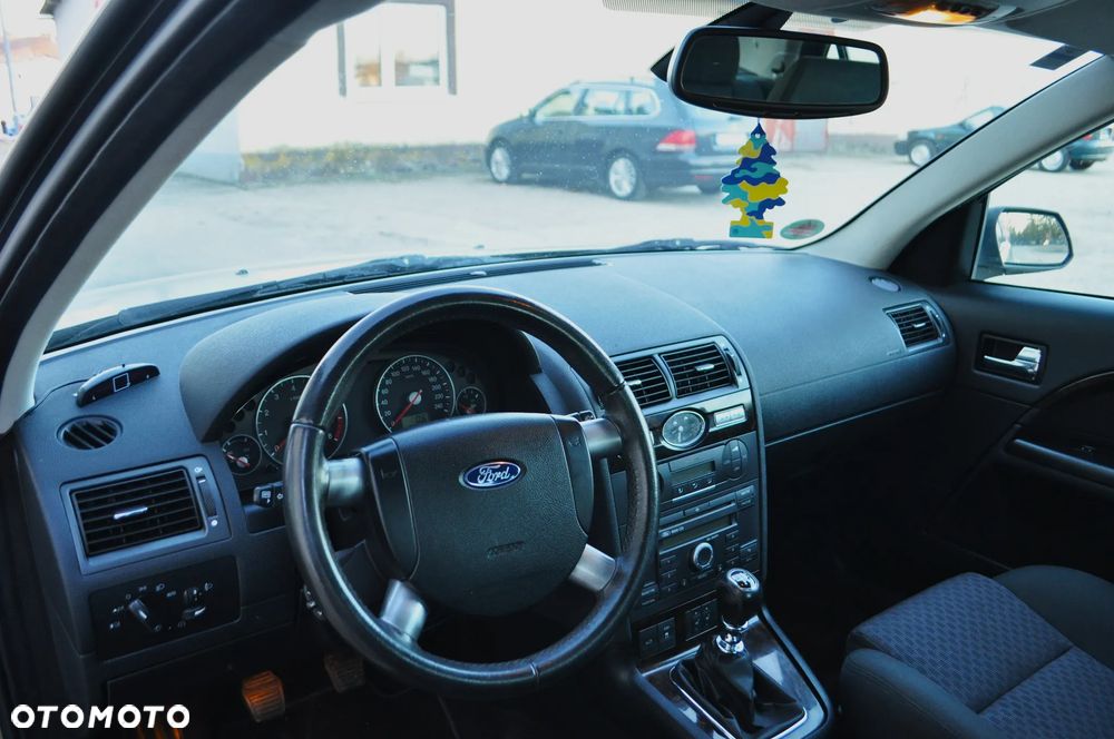 Ford Mondeo 1.8 Ghia - 13