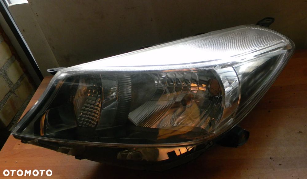 lampa lewa przód TOYOTA YARIS III  EUROPA