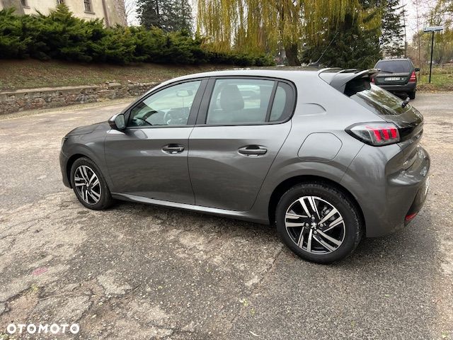Peugeot 208 - 8