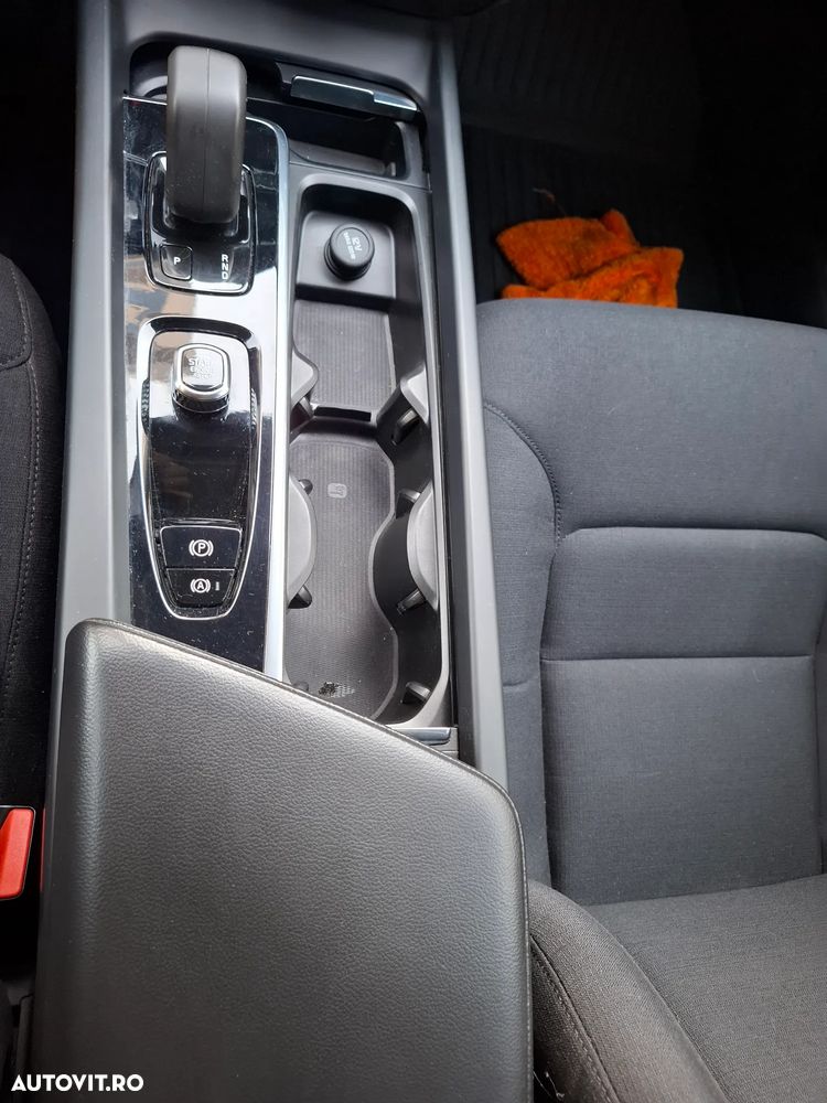 Volvo V60 B4 MHEV AT8 FWD Momentum Pro - 25