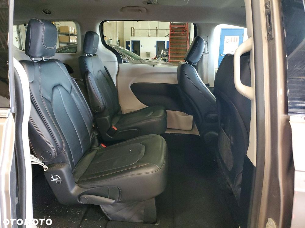 Chrysler Pacifica - 8