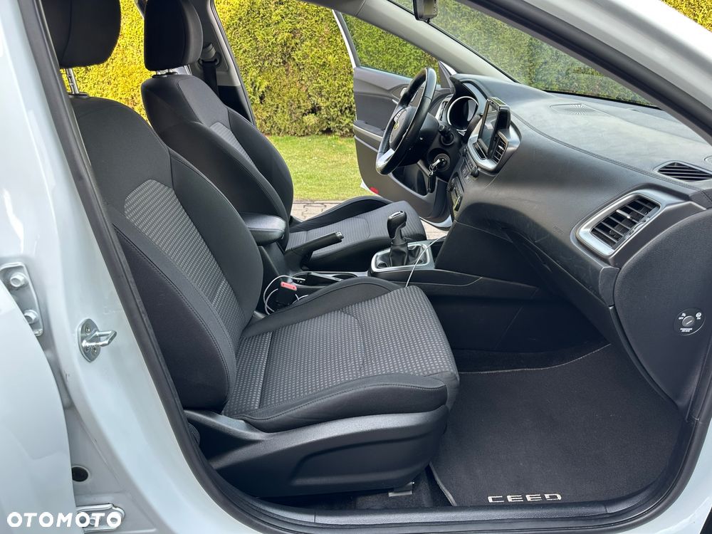 Kia Ceed 1.4 L Business Line Plus - 23