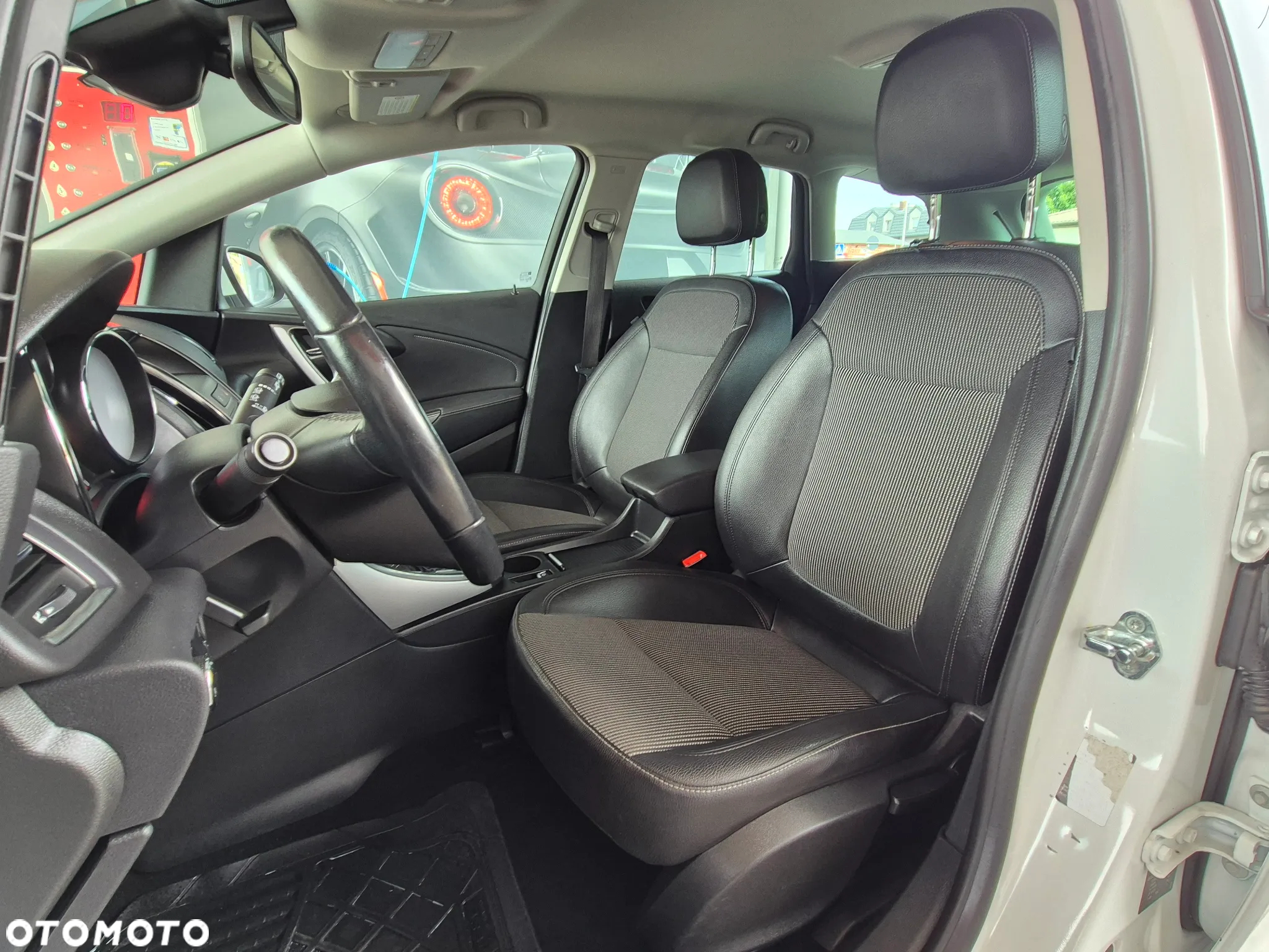 Opel Astra 1.6 Turbo Caravan Cosmo - 27