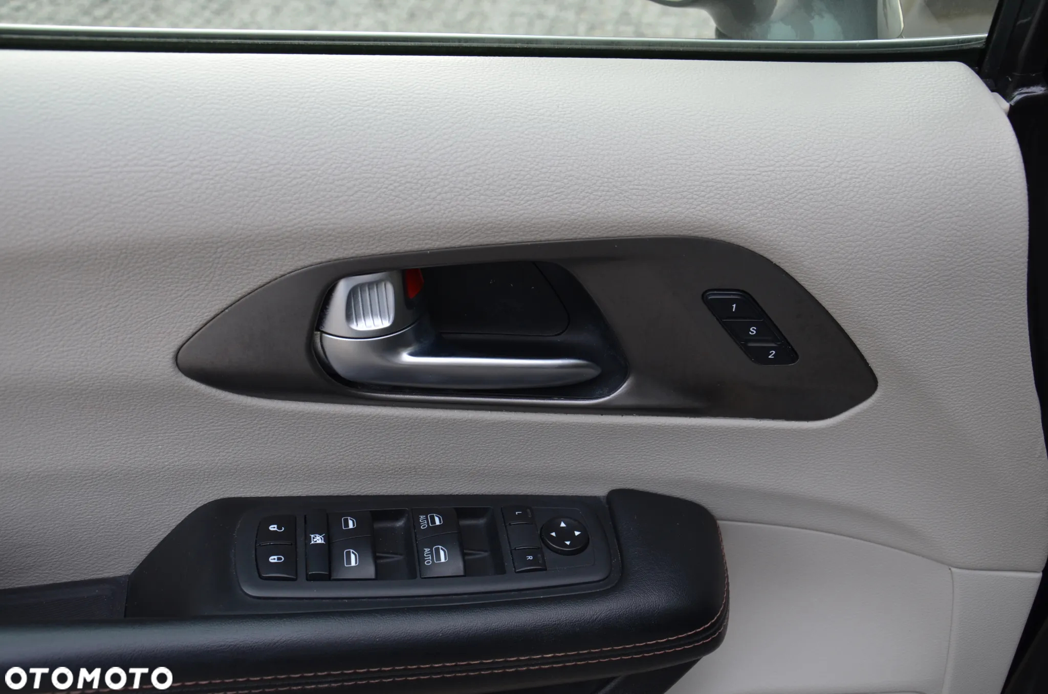 Chrysler Pacifica - 23