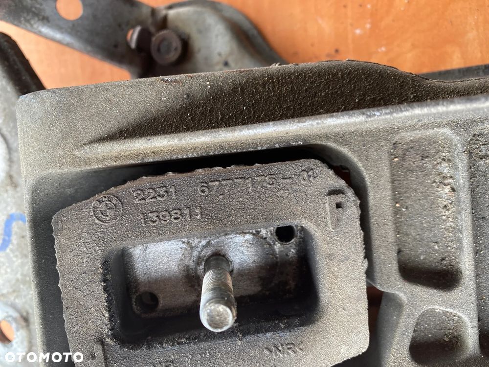 MOCOWANIE ŁAPA PODUSZKA SKRZYNI BIEGÓW BMW E60 E61 677717501 139811 - 3