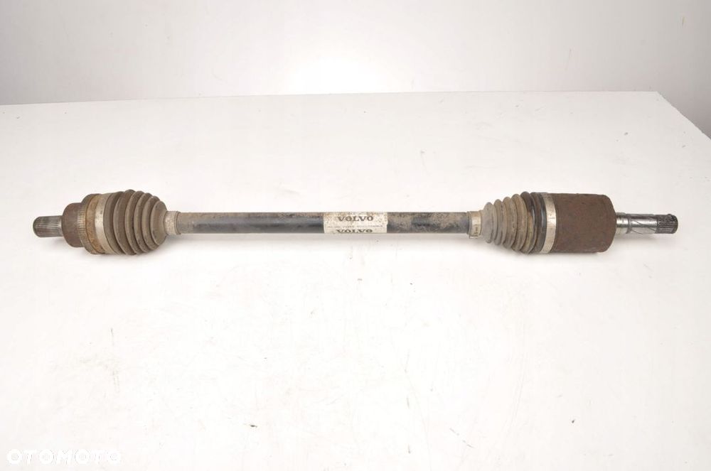 VOLVO S60 II V60 2.4 D4 PÓŁOŚ PRAWA TYLNA