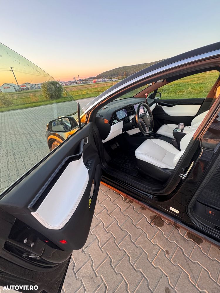 Tesla Model X - 15