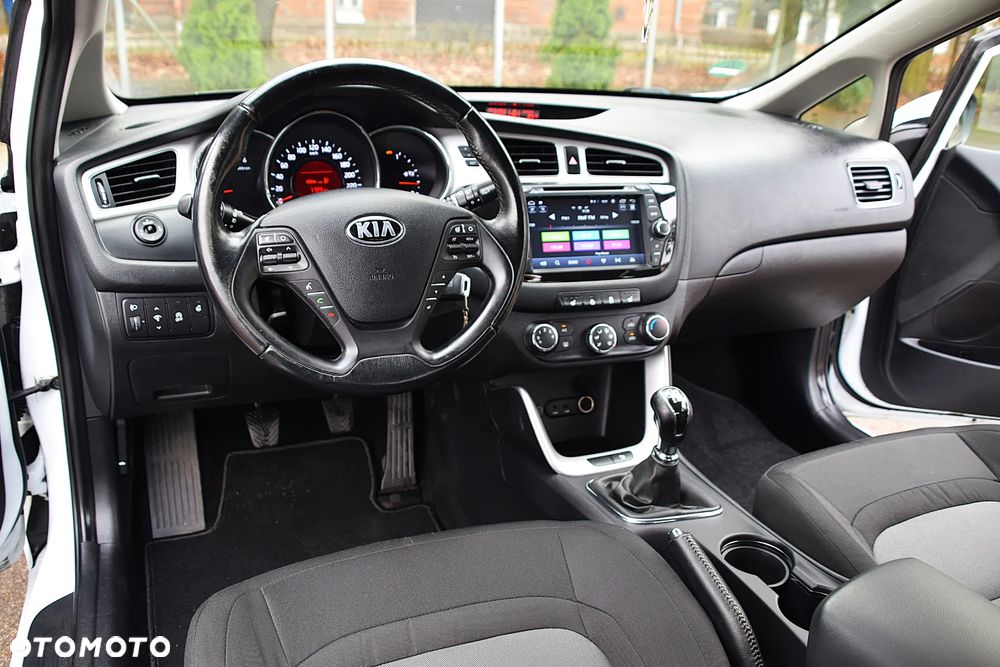 Kia Ceed 1.6 CRDi 128 Fifa World Cup Edition - 24