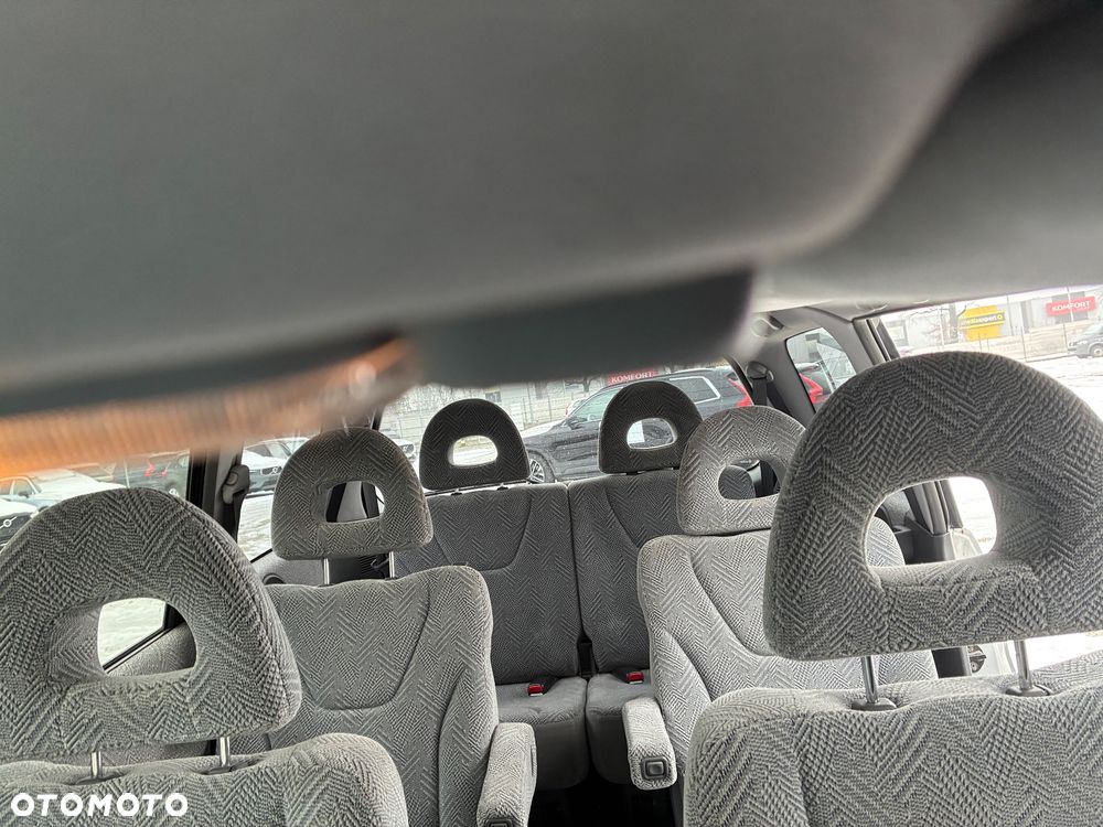 Mitsubishi Space Wagon - 28